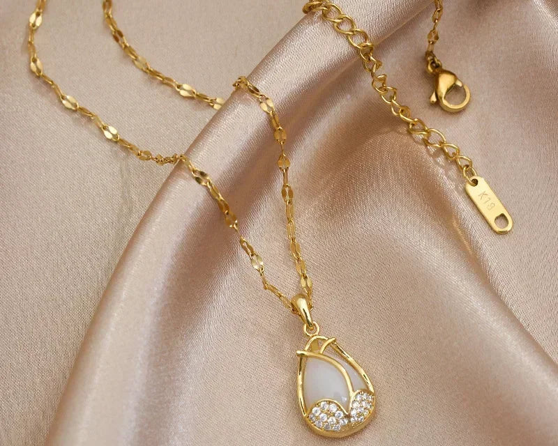 Elegantní náhrdelník s přívěskem z růžového krystalu a zlatými detaily