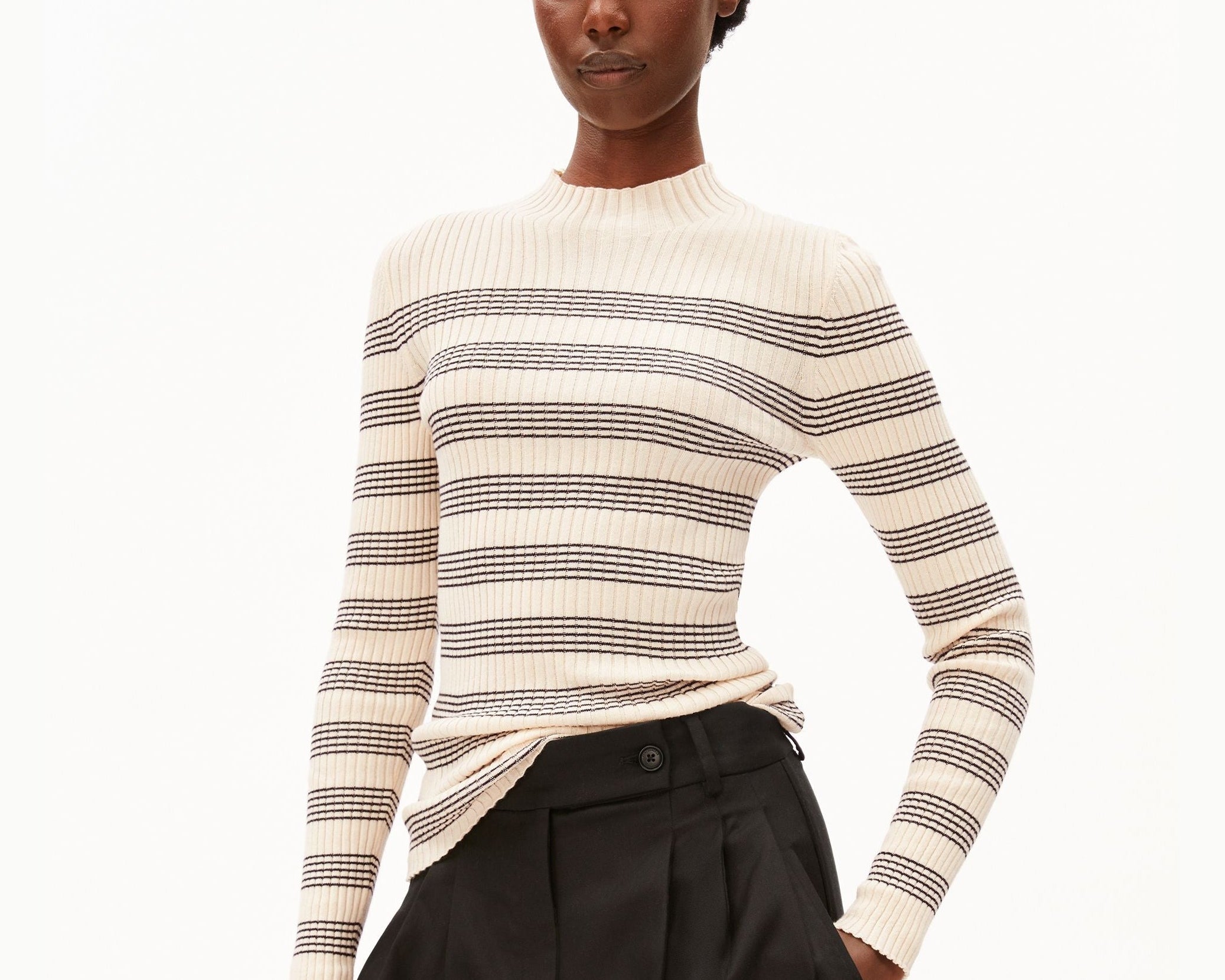 ALAANIA GESTREIFTER STRICKPULLOVER | oatmilk-black