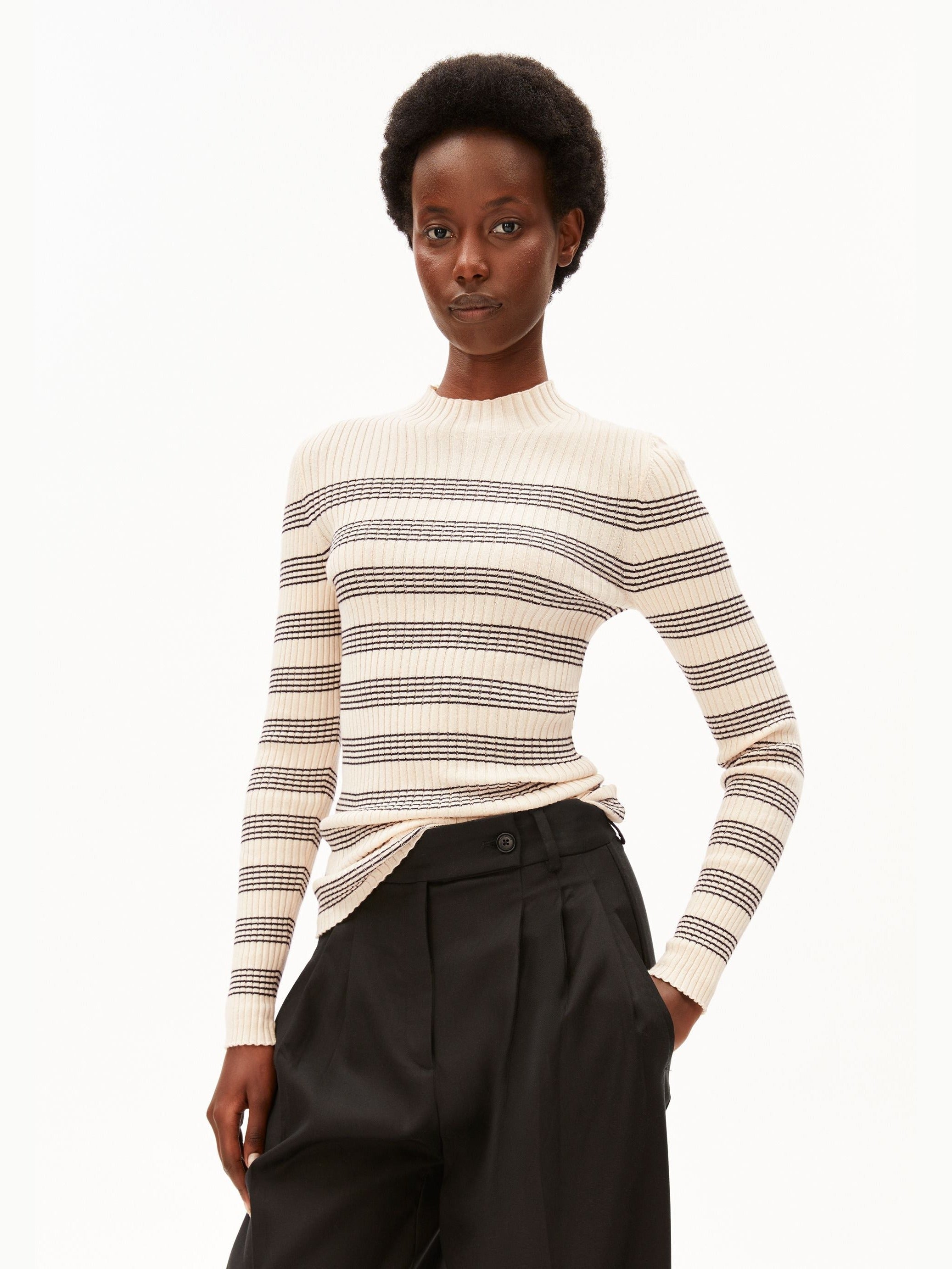 ALAANIA GESTREIFTER STRICKPULLOVER | oatmilk-black