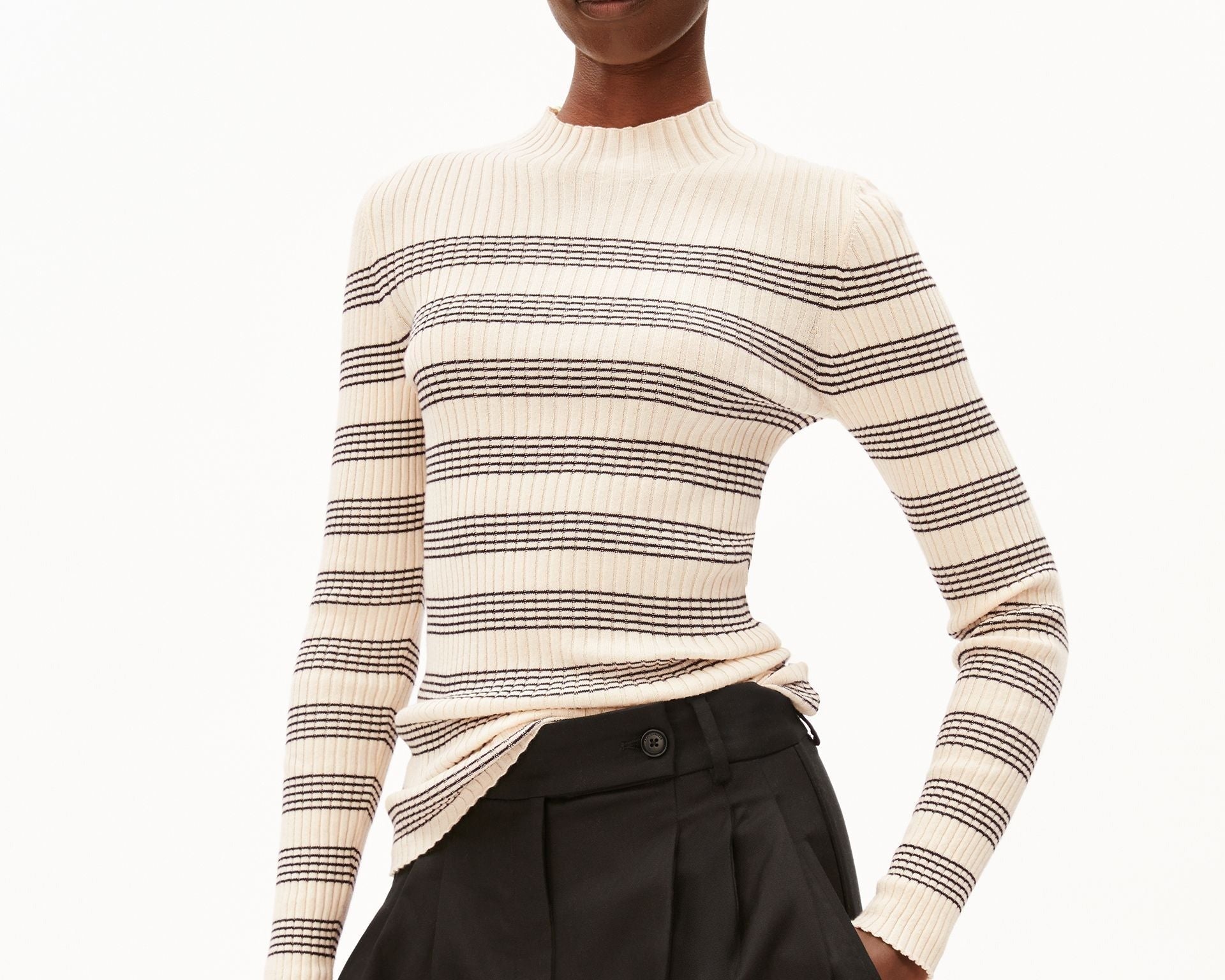 ALAANIA GESTREIFTER STRICKPULLOVER | oatmilk-black