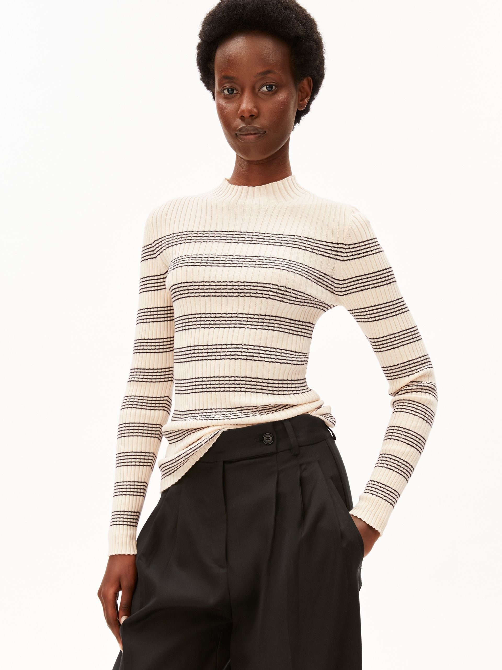 ALAANIA GESTREIFTER STRICKPULLOVER | oatmilk-black
