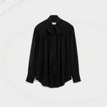 Blouse noire lavallière en soie mélangée