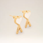 Boucles d'oreilles dorées en laiton martelées Ami de Coeur blanc