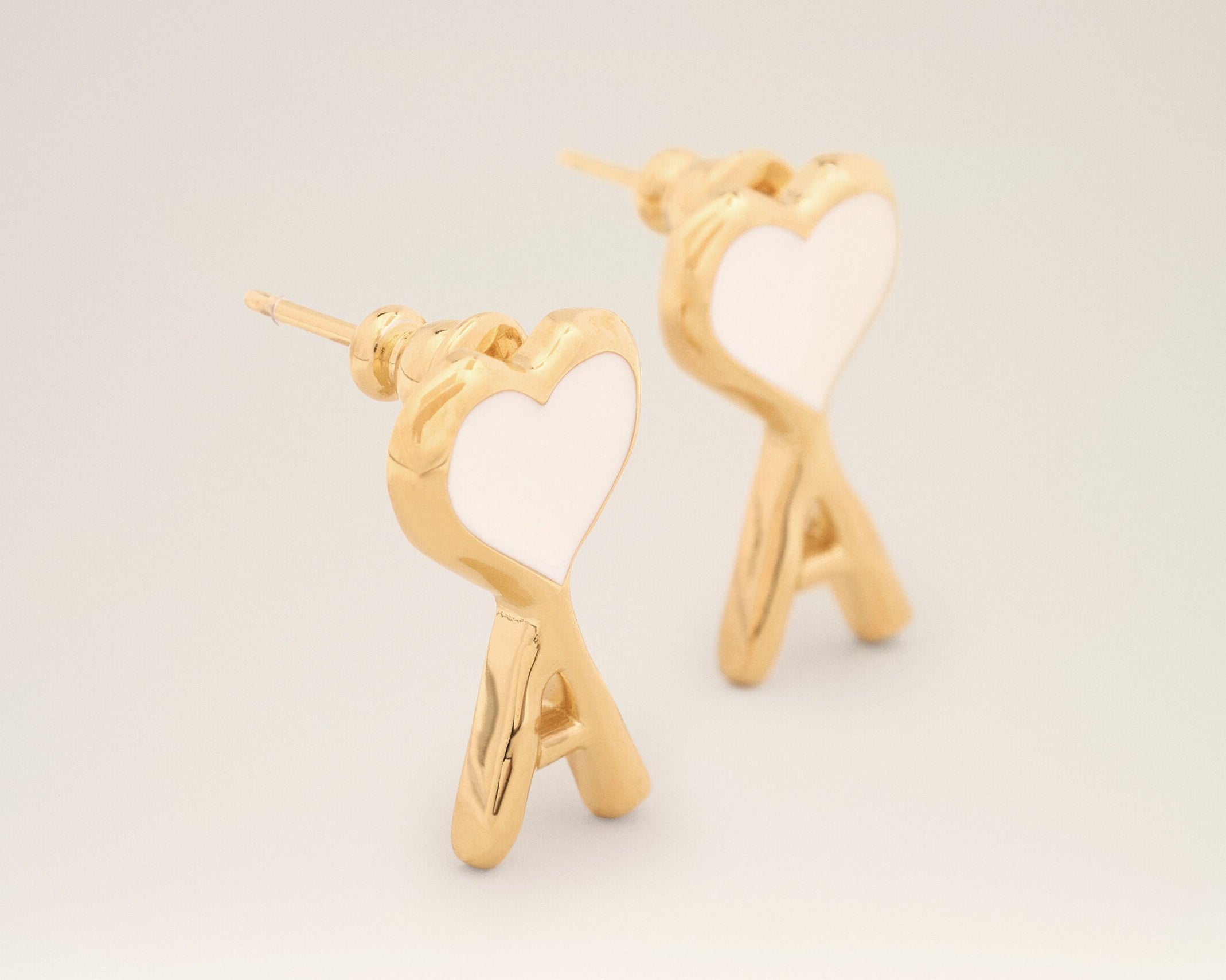Boucles d'oreilles dorées en laiton martelées Ami de Coeur blanc