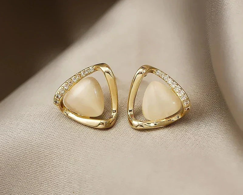 Elegantní trojúhelníkové náušnice s opálem a krystaly