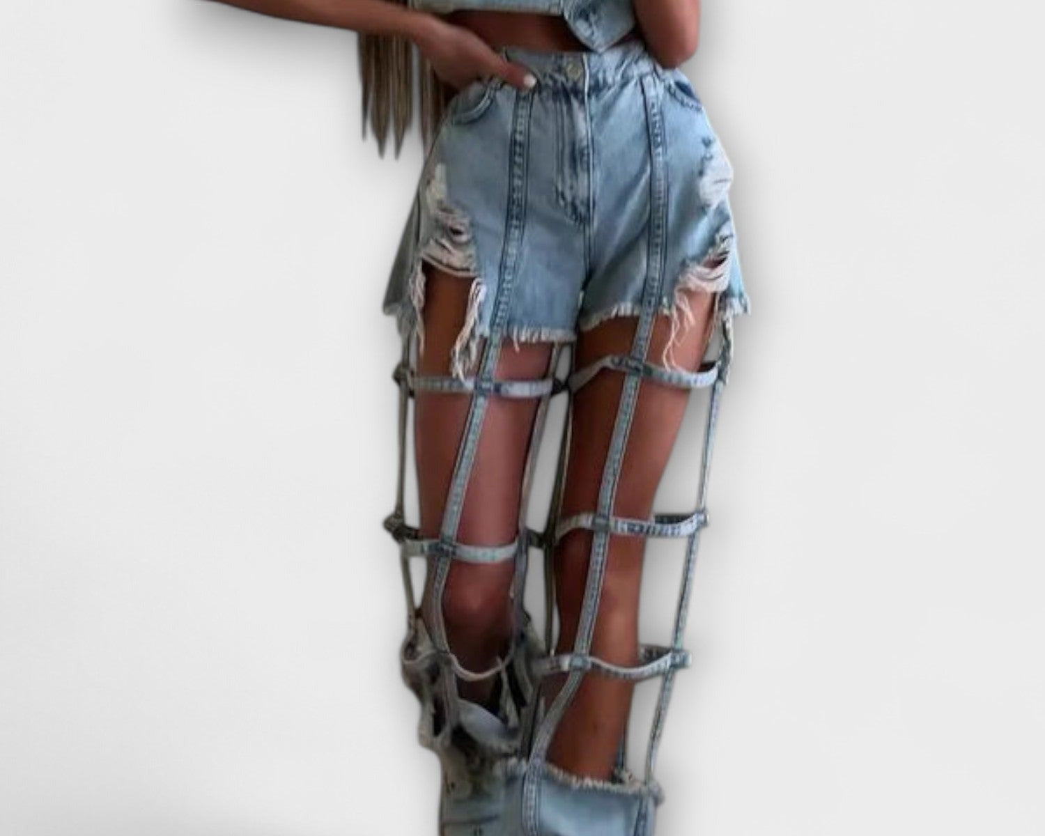 Gaia - Stylový světle modrý denimový crop top s detaily na ramínkách a setem roztrhaných šortek