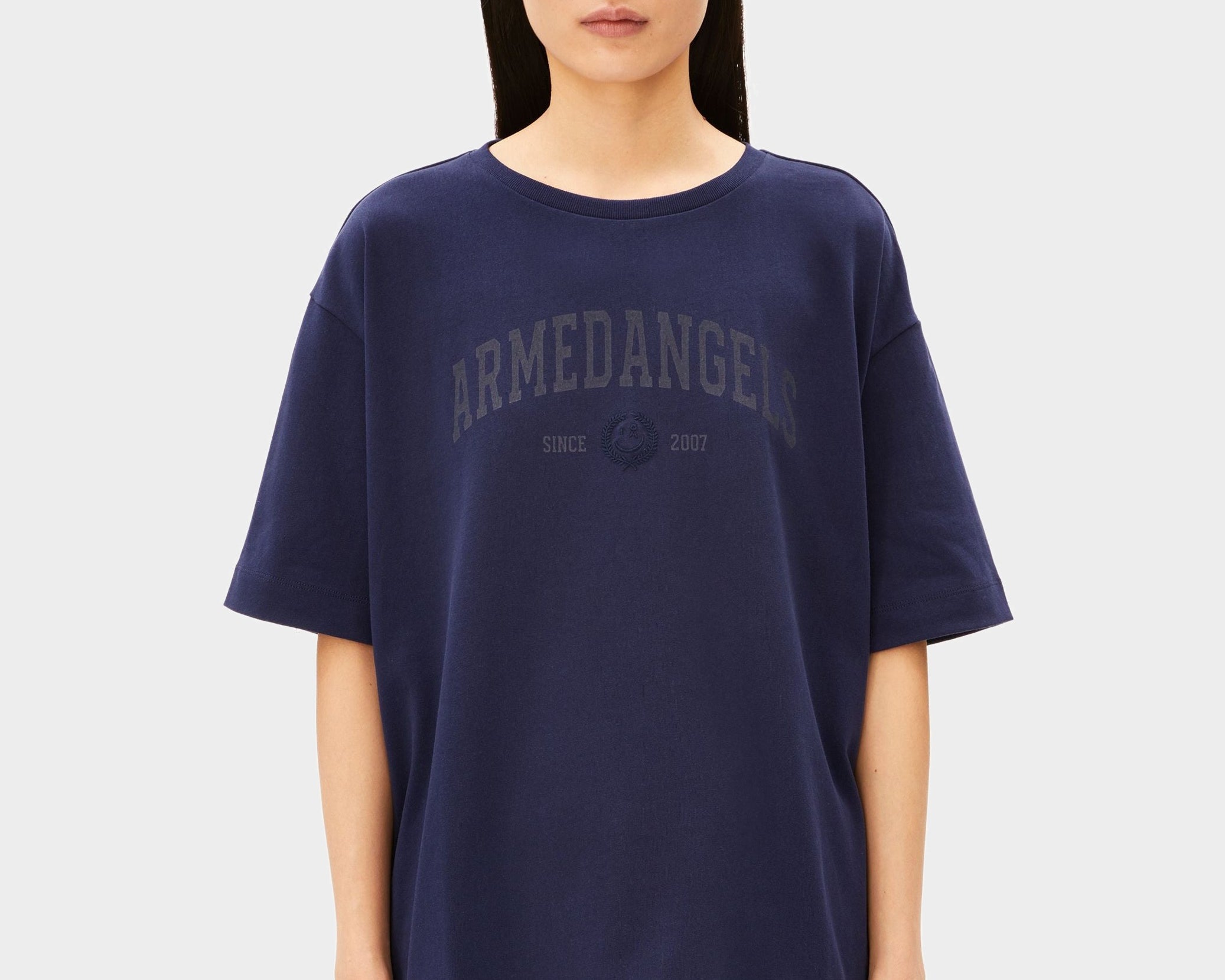 GIANNAA COLLEGE T-SHIRT | tinted navy
