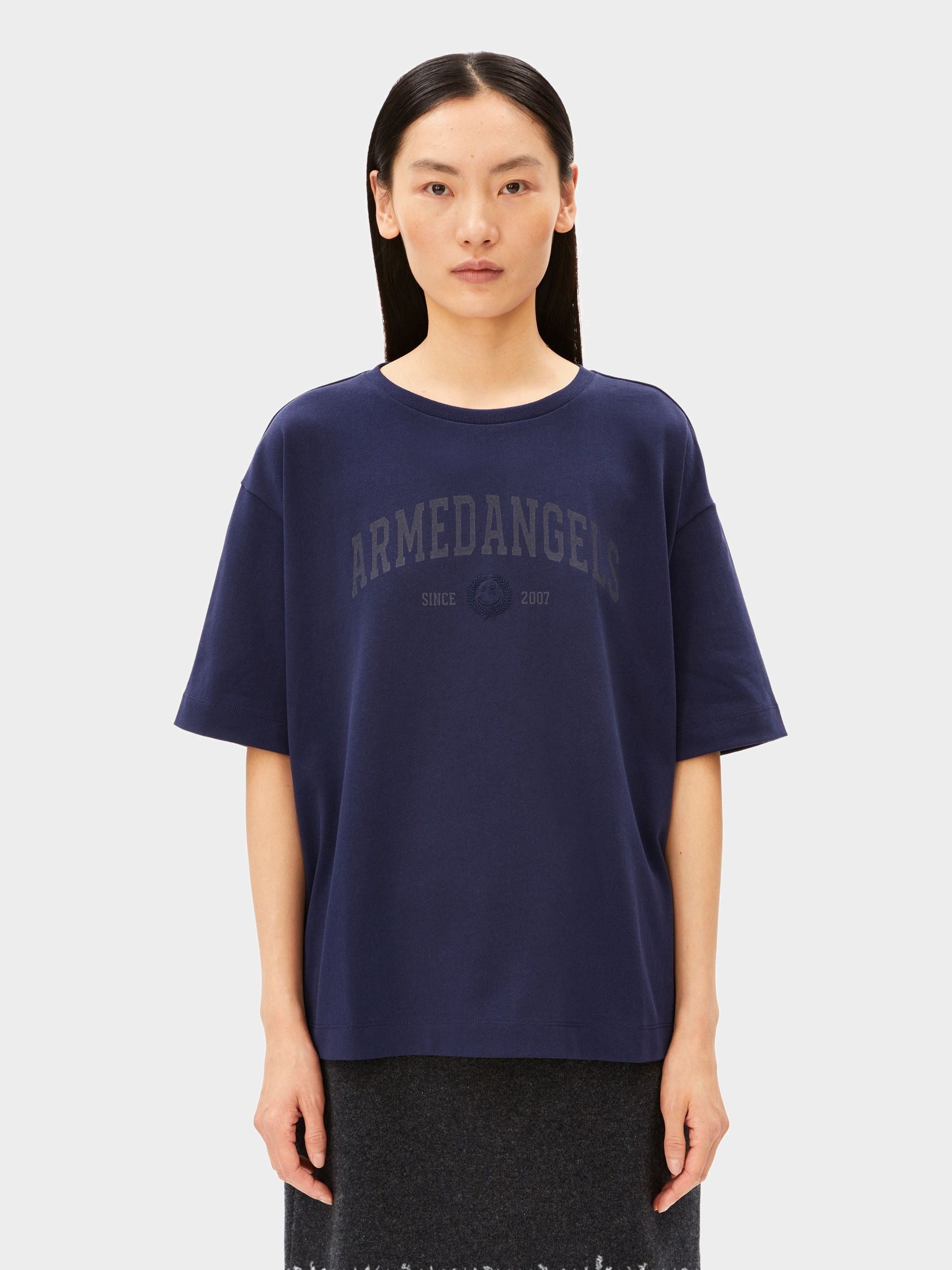 GIANNAA COLLEGE T-SHIRT | tinted navy