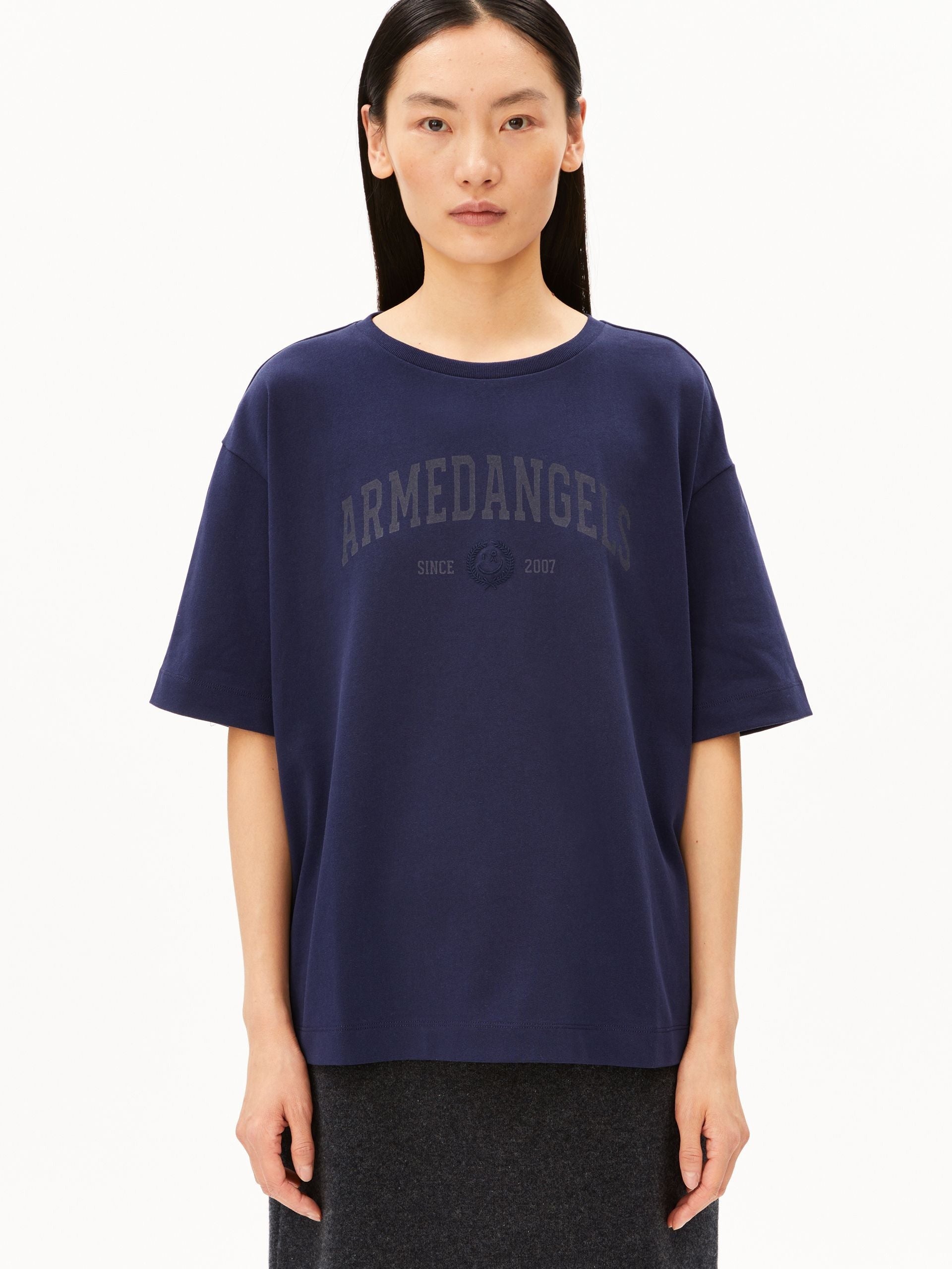 GIANNAA COLLEGE T-SHIRT | tinted navy