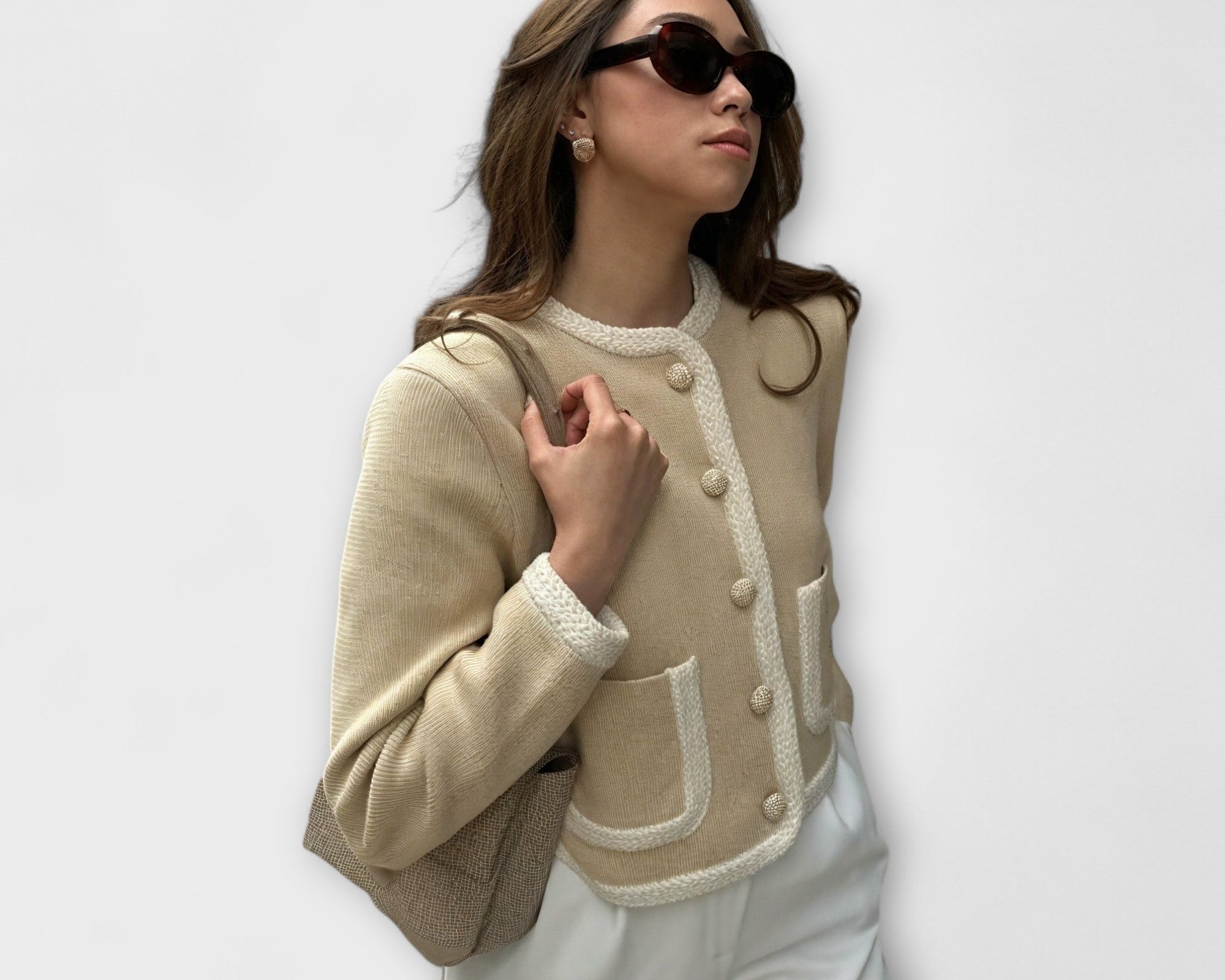 Klasický svetr s ozdobnými kapsami