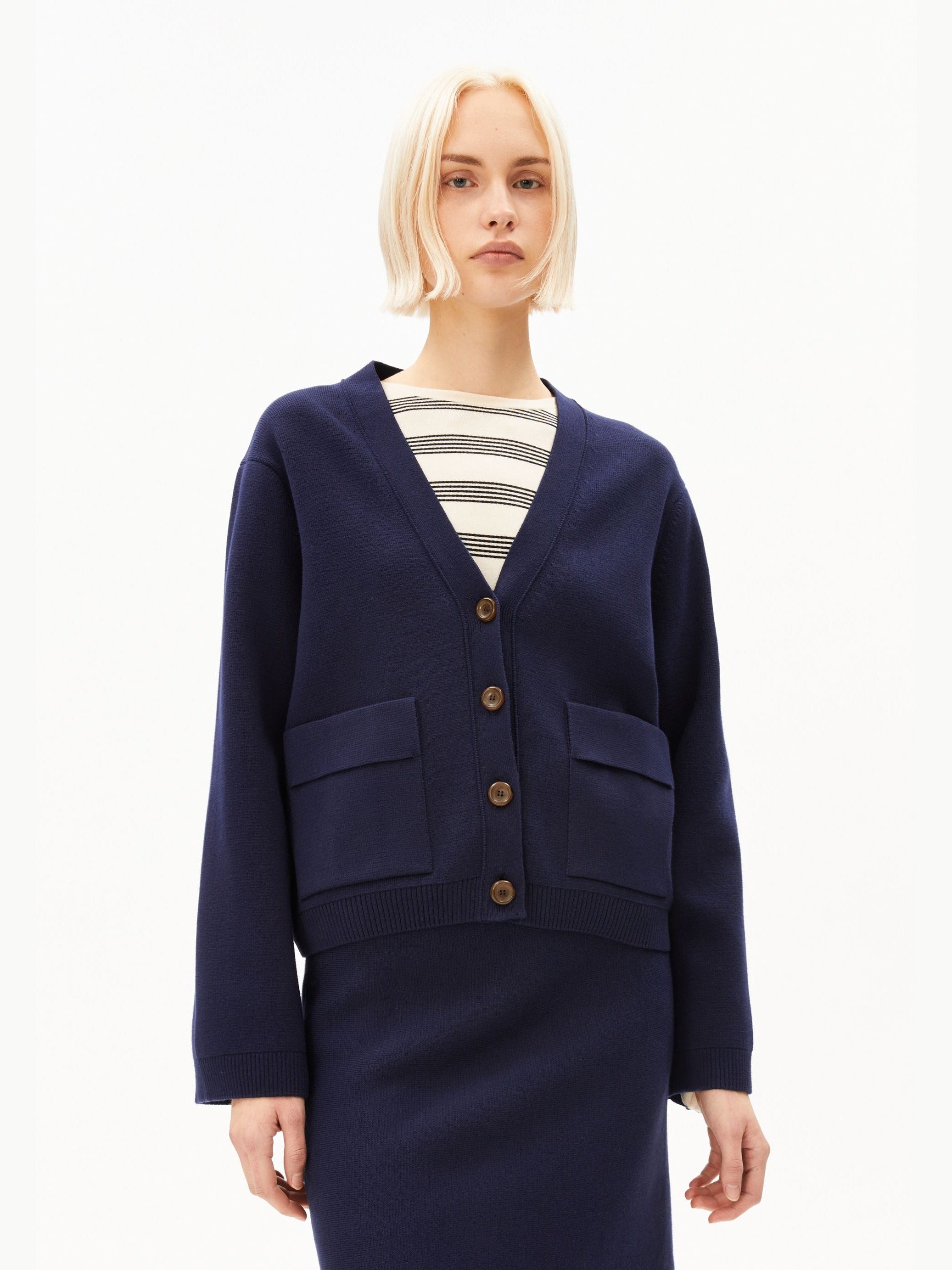 KOMPAKTE STRICKJACKE | tinted navy