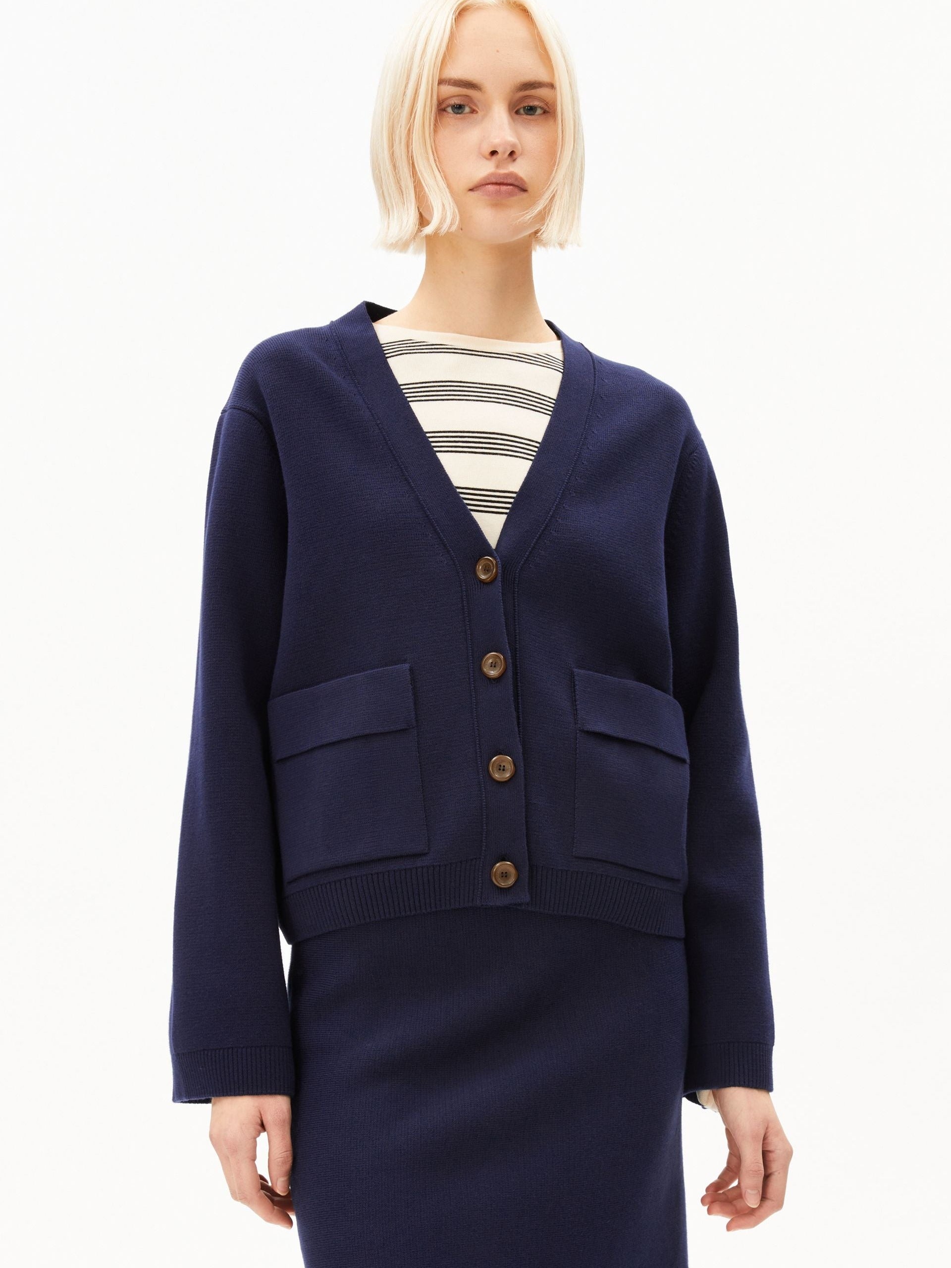 KOMPAKTE STRICKJACKE | tinted navy