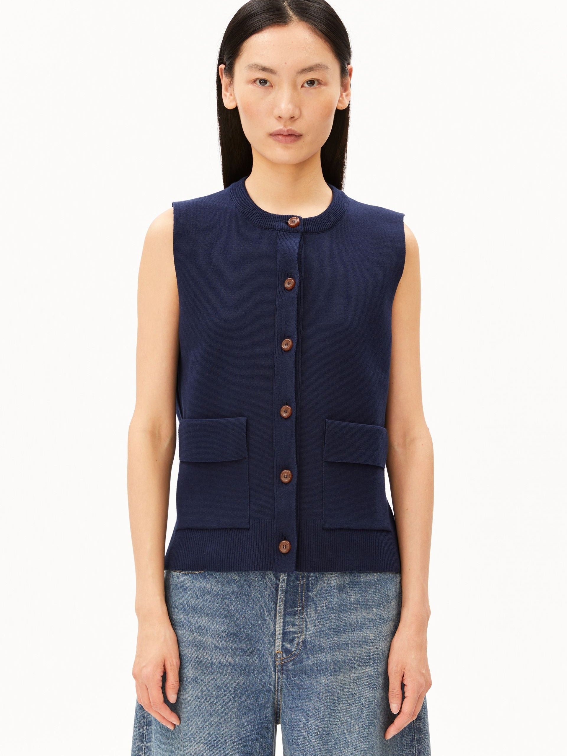 KOMPAKTE STRICKWESTE | tinted navy