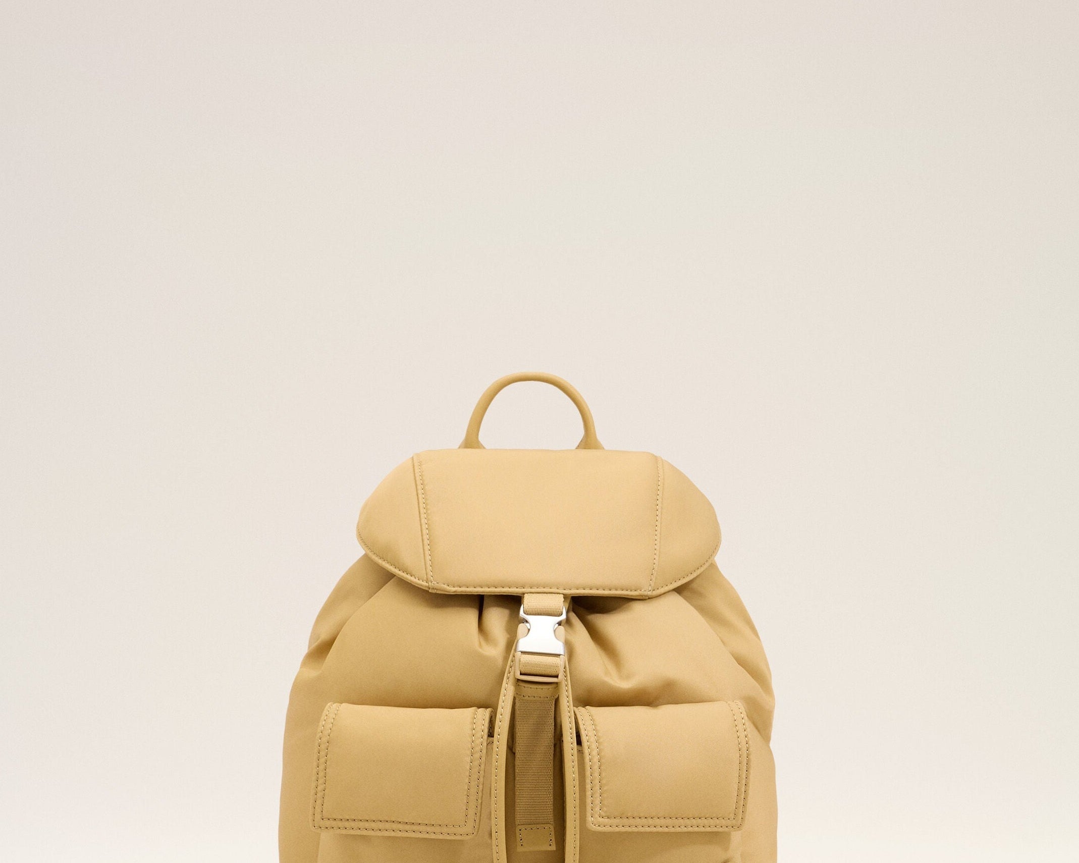 Petit sac à dos à rabat Marcel beige en nylon