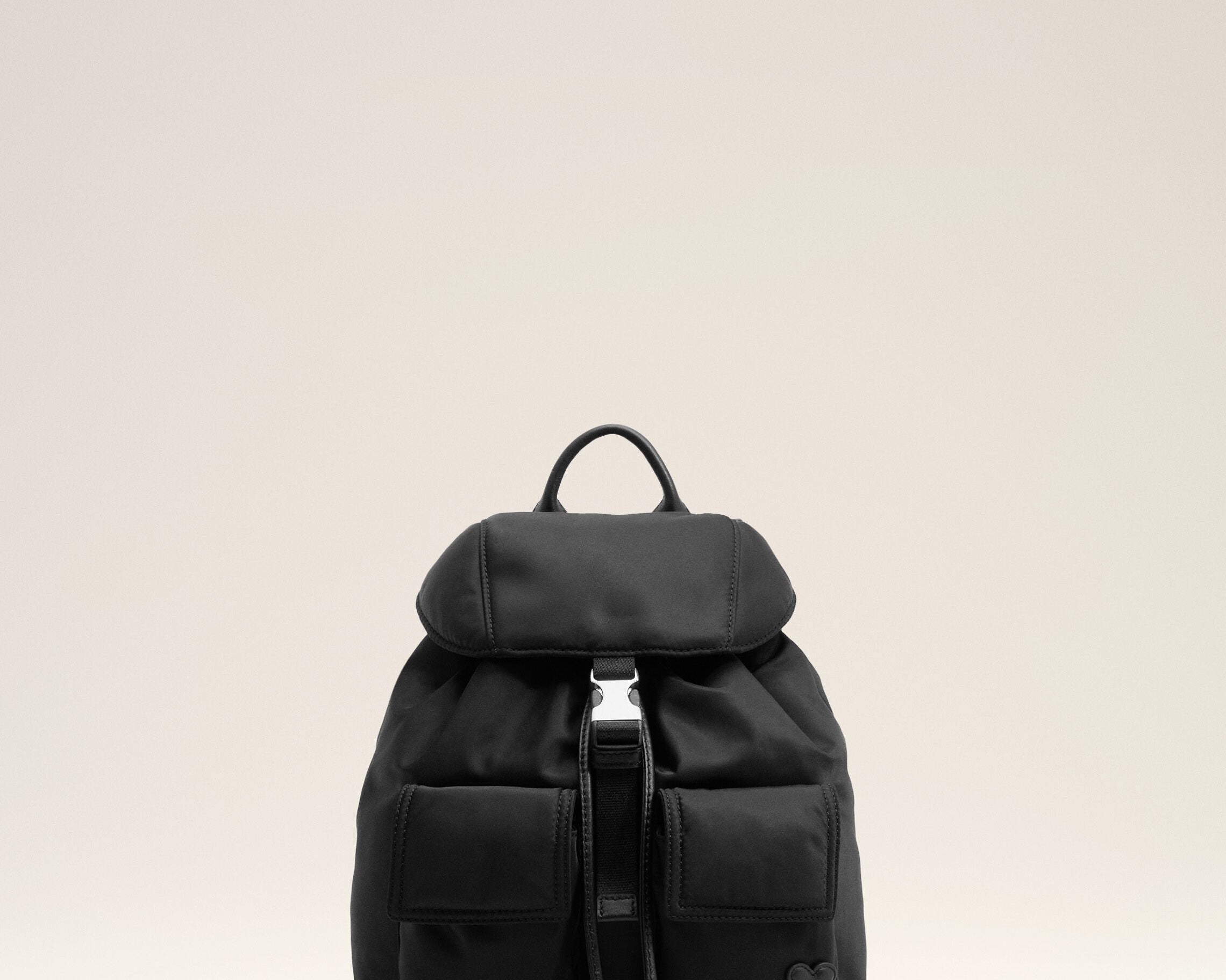 Petit sac à dos à rabat Marcel noir en nylon