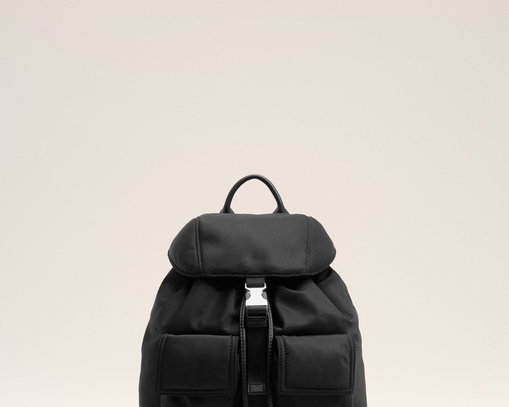 Petit sac à dos à rabat Marcel noir en nylon