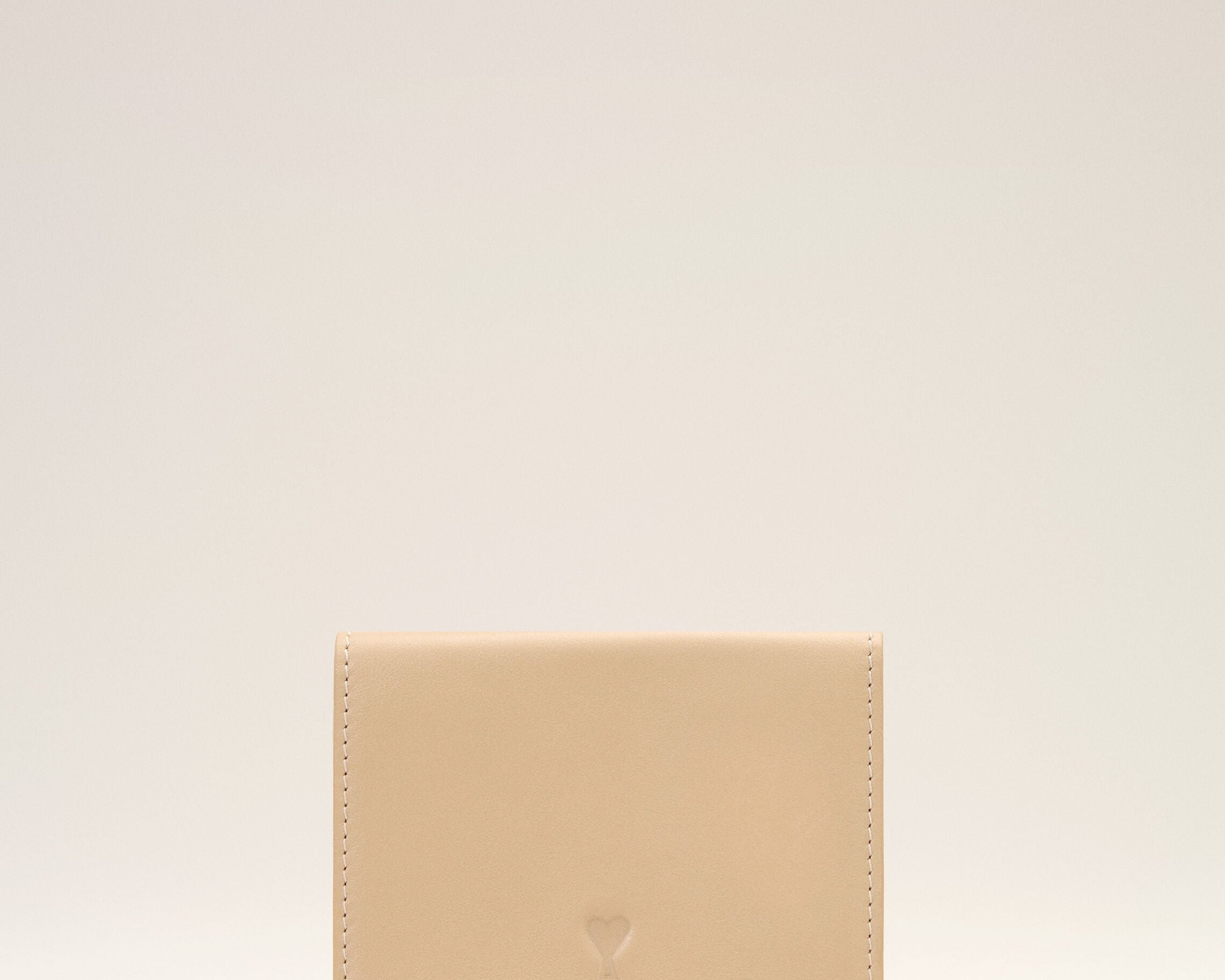 Portefeuille à triple volet beige en cuir de vachette Ami de Coeur
