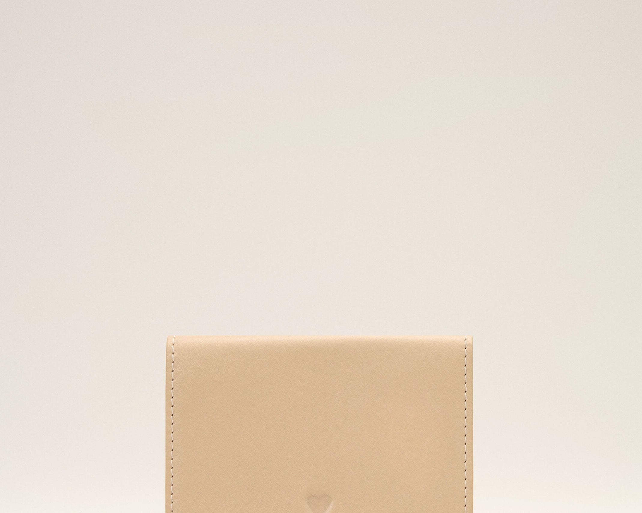 Portefeuille à triple volet beige en cuir de vachette Ami de Coeur