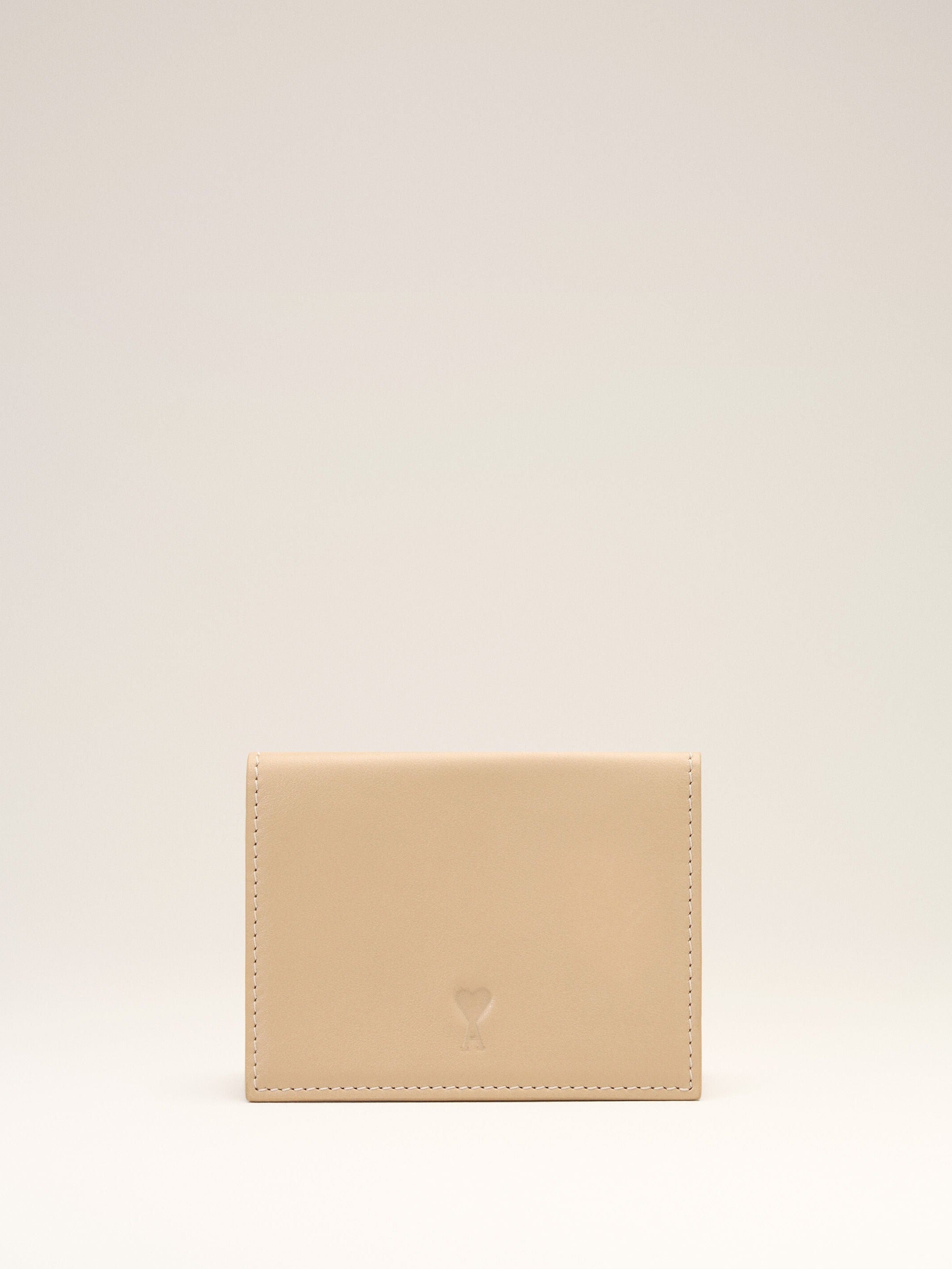Portefeuille à triple volet beige en cuir de vachette Ami de Coeur