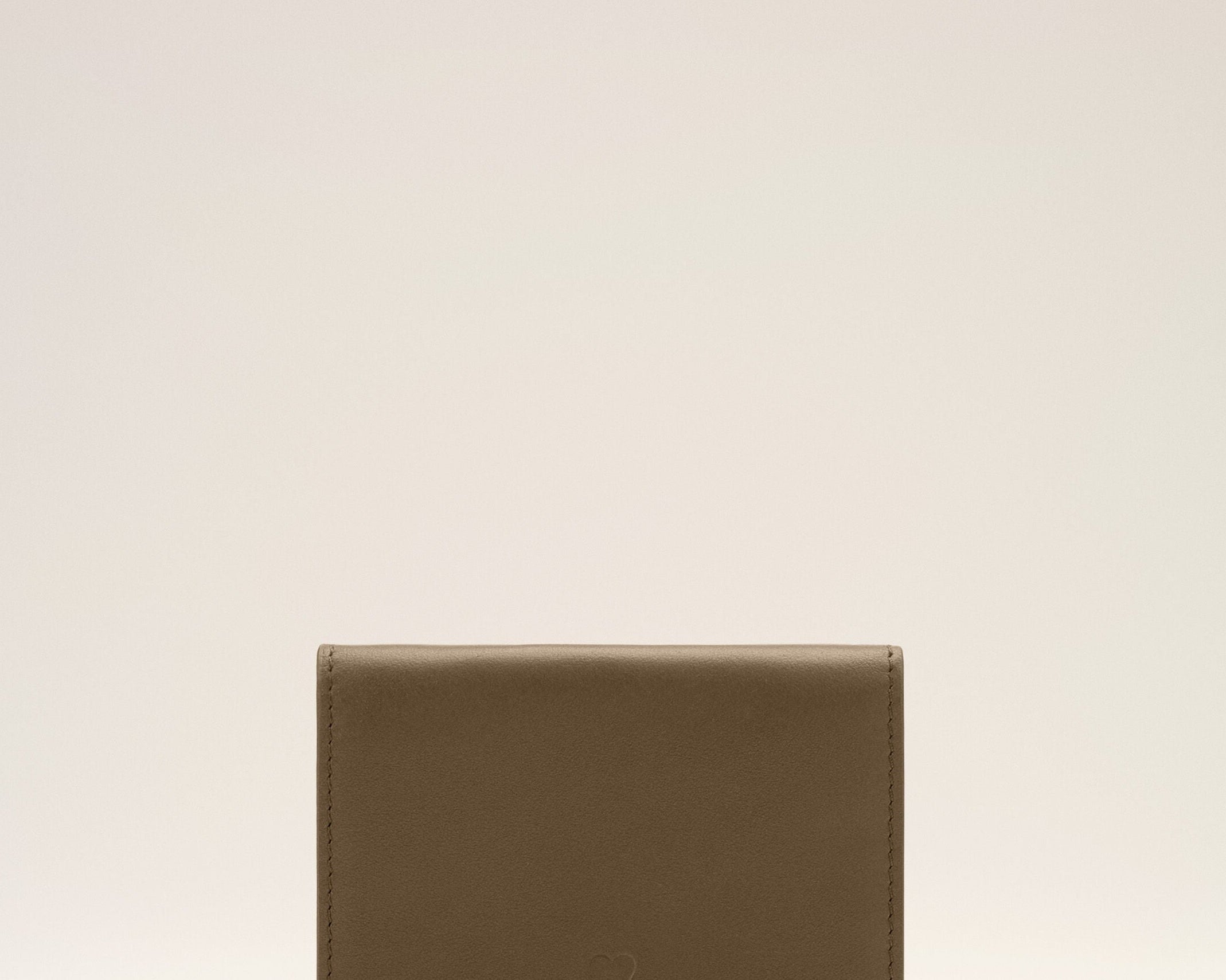 Portefeuille à triple volet marron en cuir de vachette Ami de Coeur