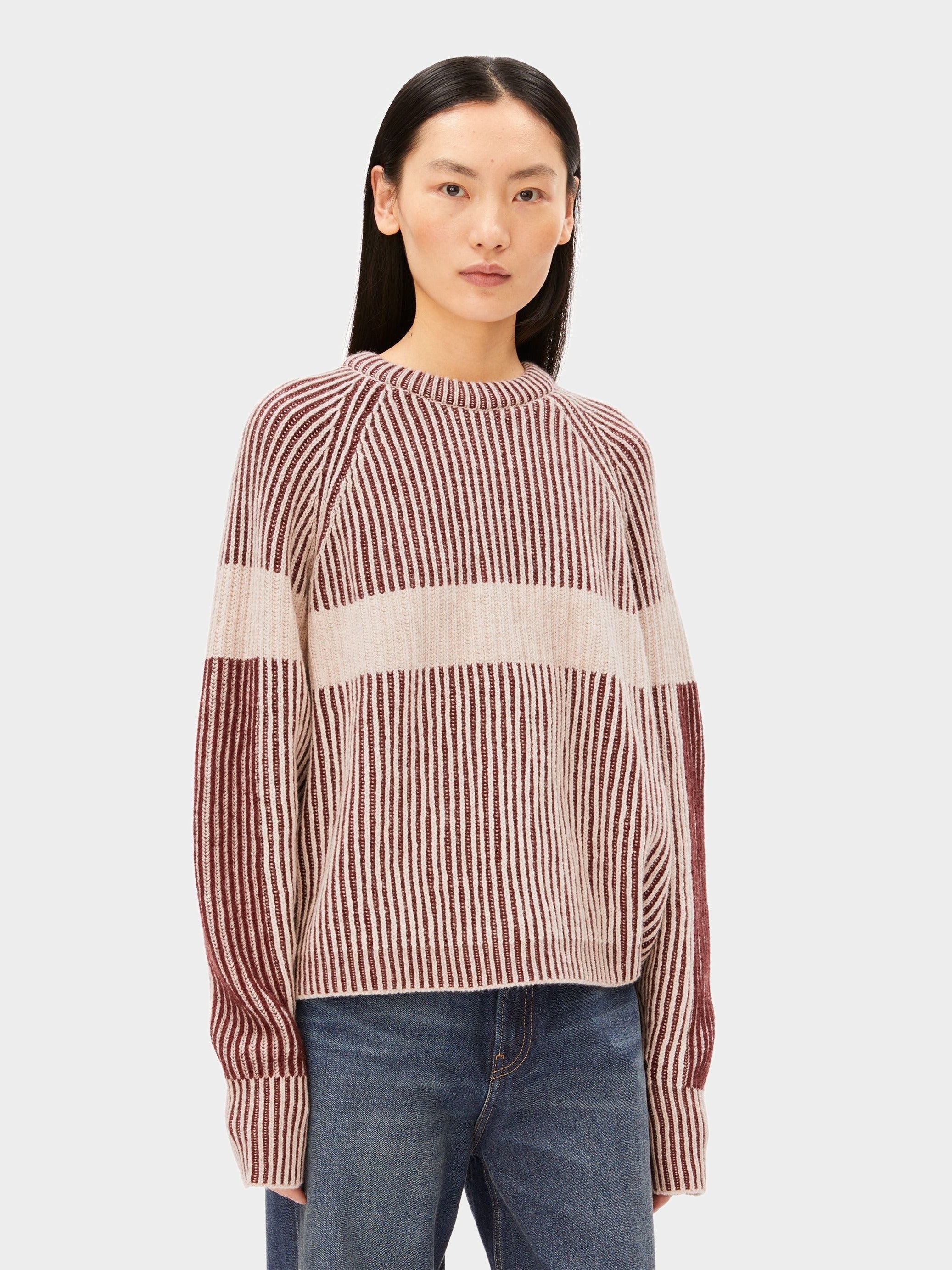 RIPPSTRICKPULLOVER MIT KUNSTWERK | velvet red-oatmilk-honey melange