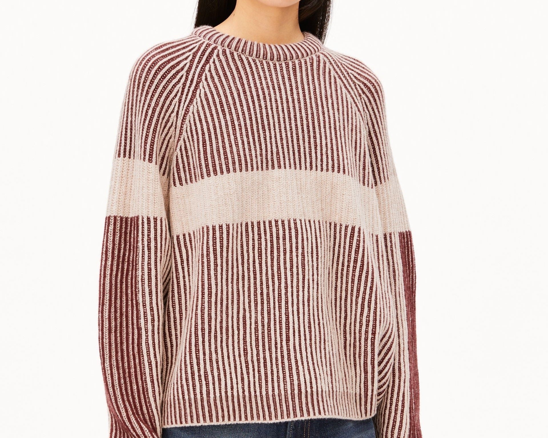 RIPPSTRICKPULLOVER MIT KUNSTWERK | velvet red-oatmilk-honey melange