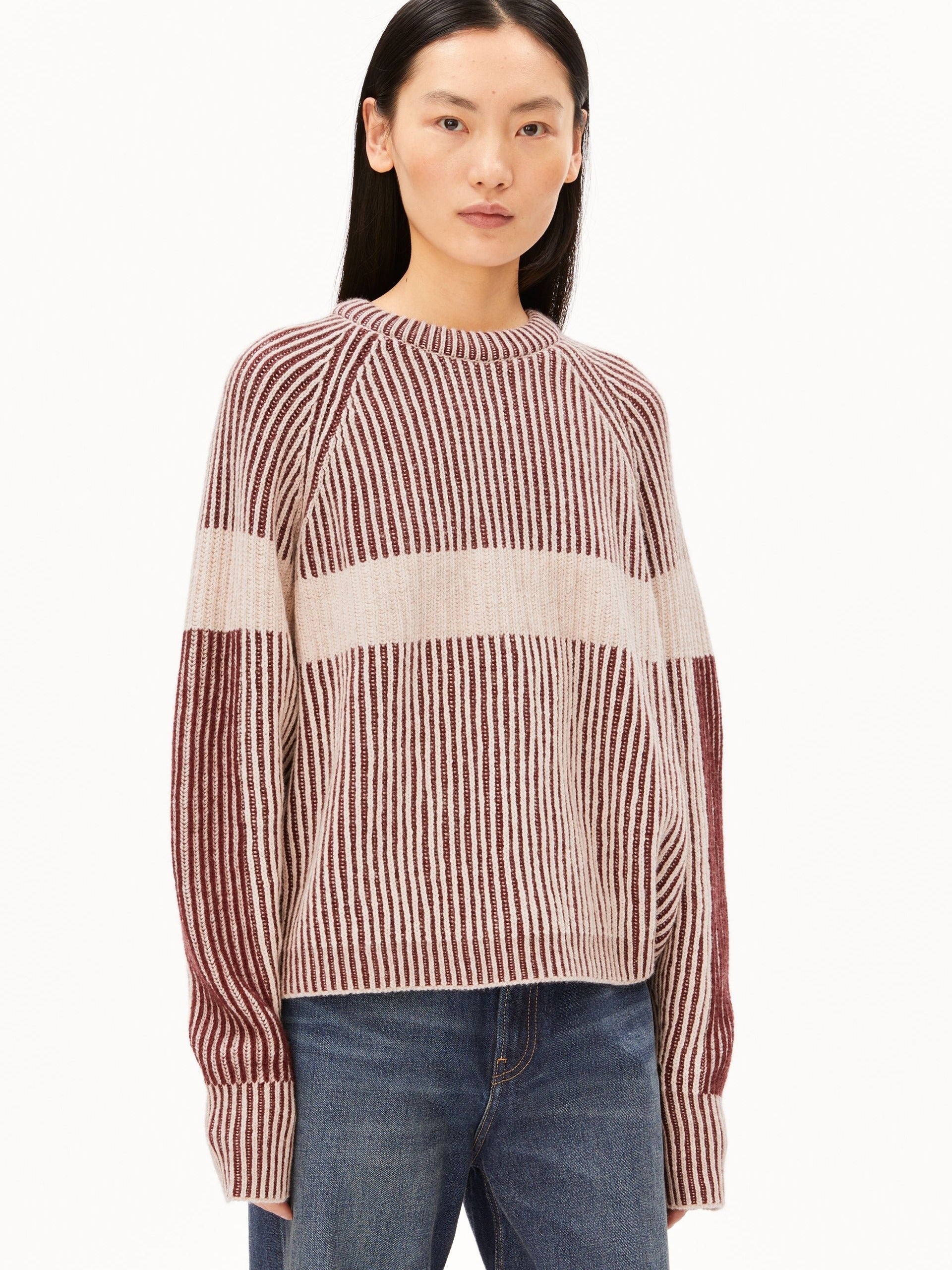RIPPSTRICKPULLOVER MIT KUNSTWERK | velvet red-oatmilk-honey melange