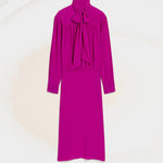 Robe midi violette en soie mélangée à lavallière