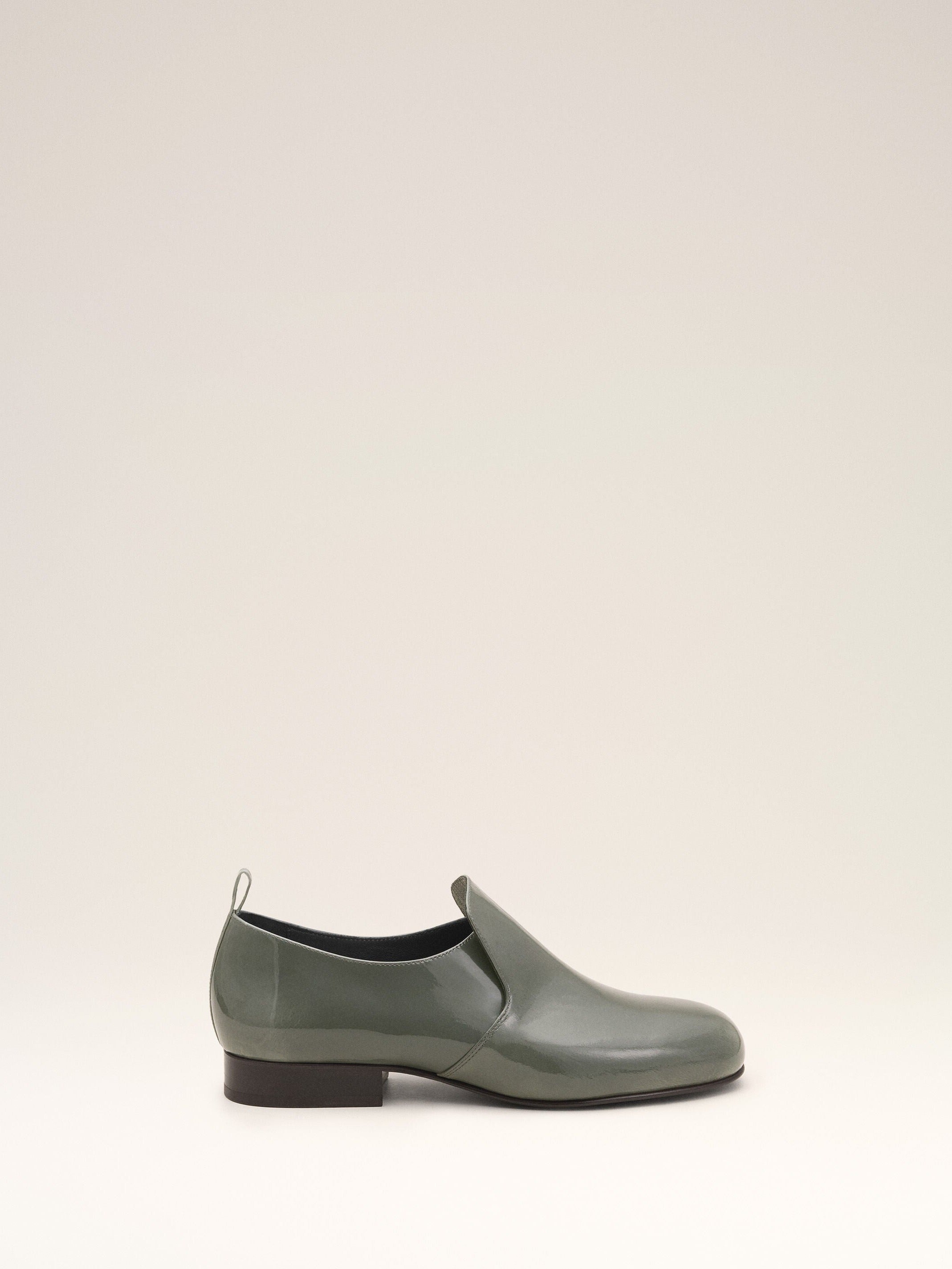 Souliers plats gris en cuir de veau